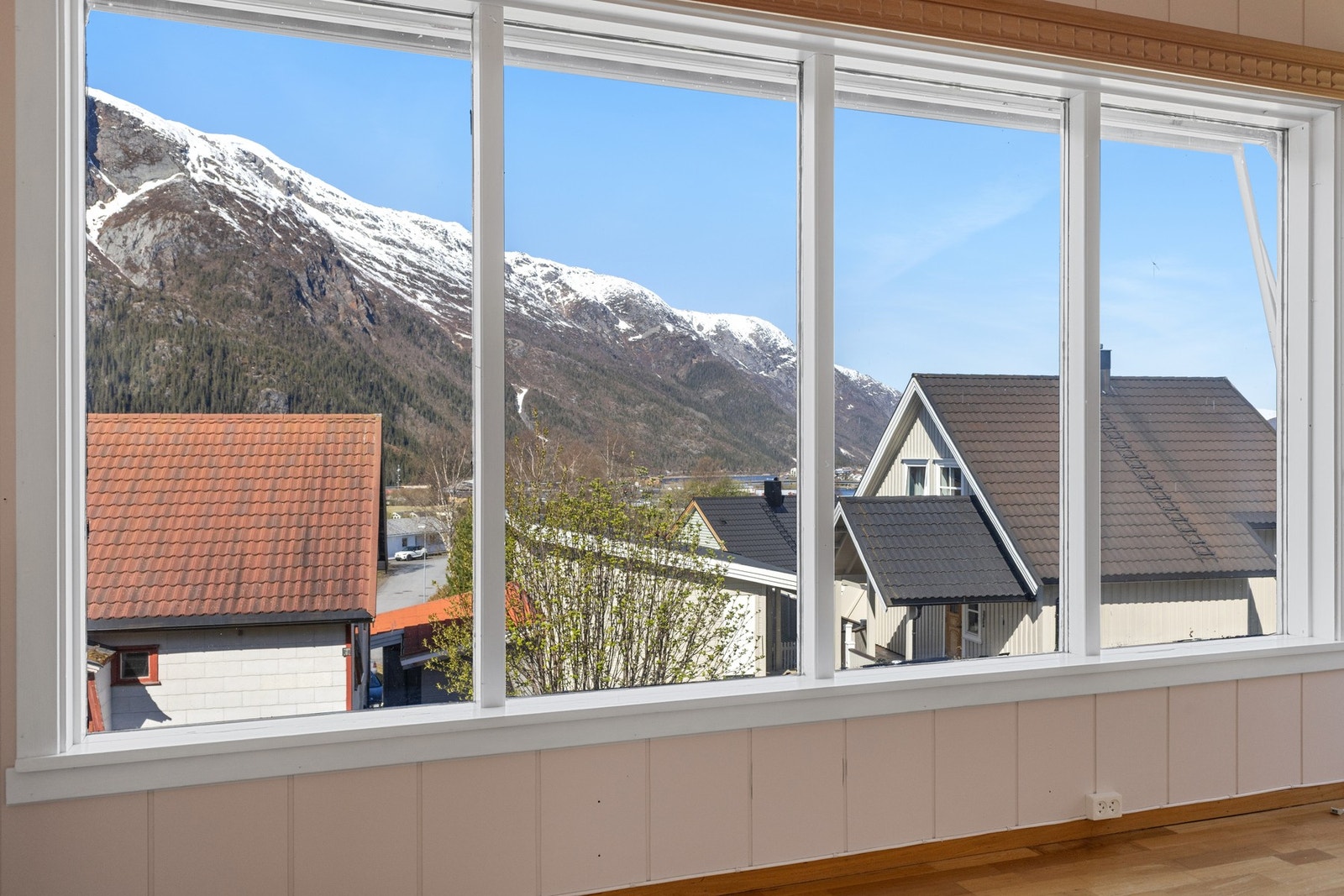 Vinduene i stuen er utført i tre med 2-lags glass. Galleribilde