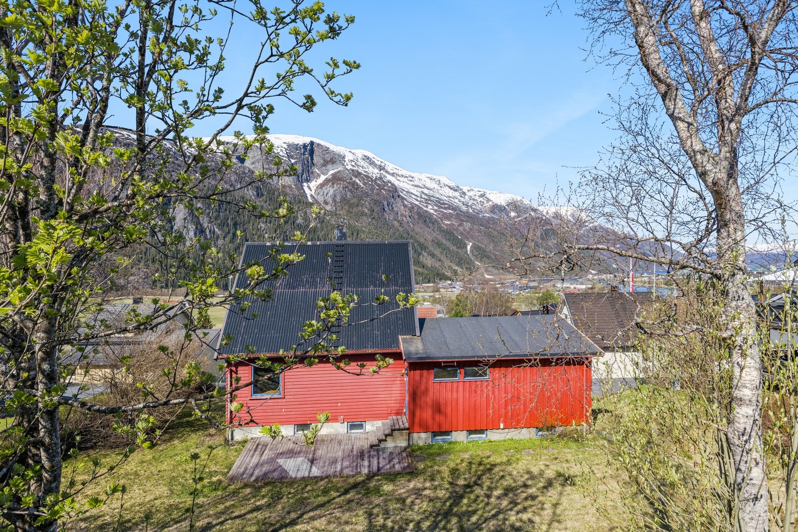 Fra eiendommen er det utsikt mot de omkringliggende fjellene. Galleribilde