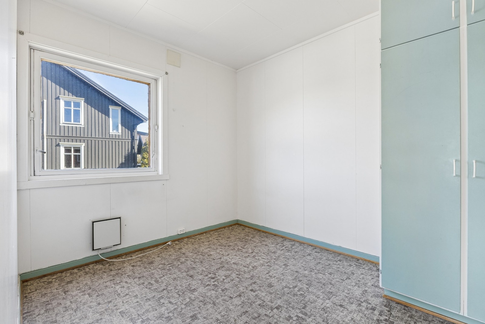 Soverom i 2. etasje med plass til seng og garderobeløsning. Galleribilde