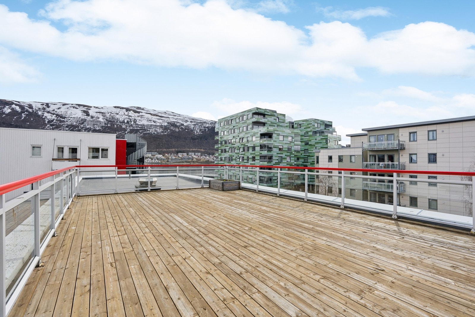 Felles takterrasse med nydelig utsikts- og solforhold Galleribilde