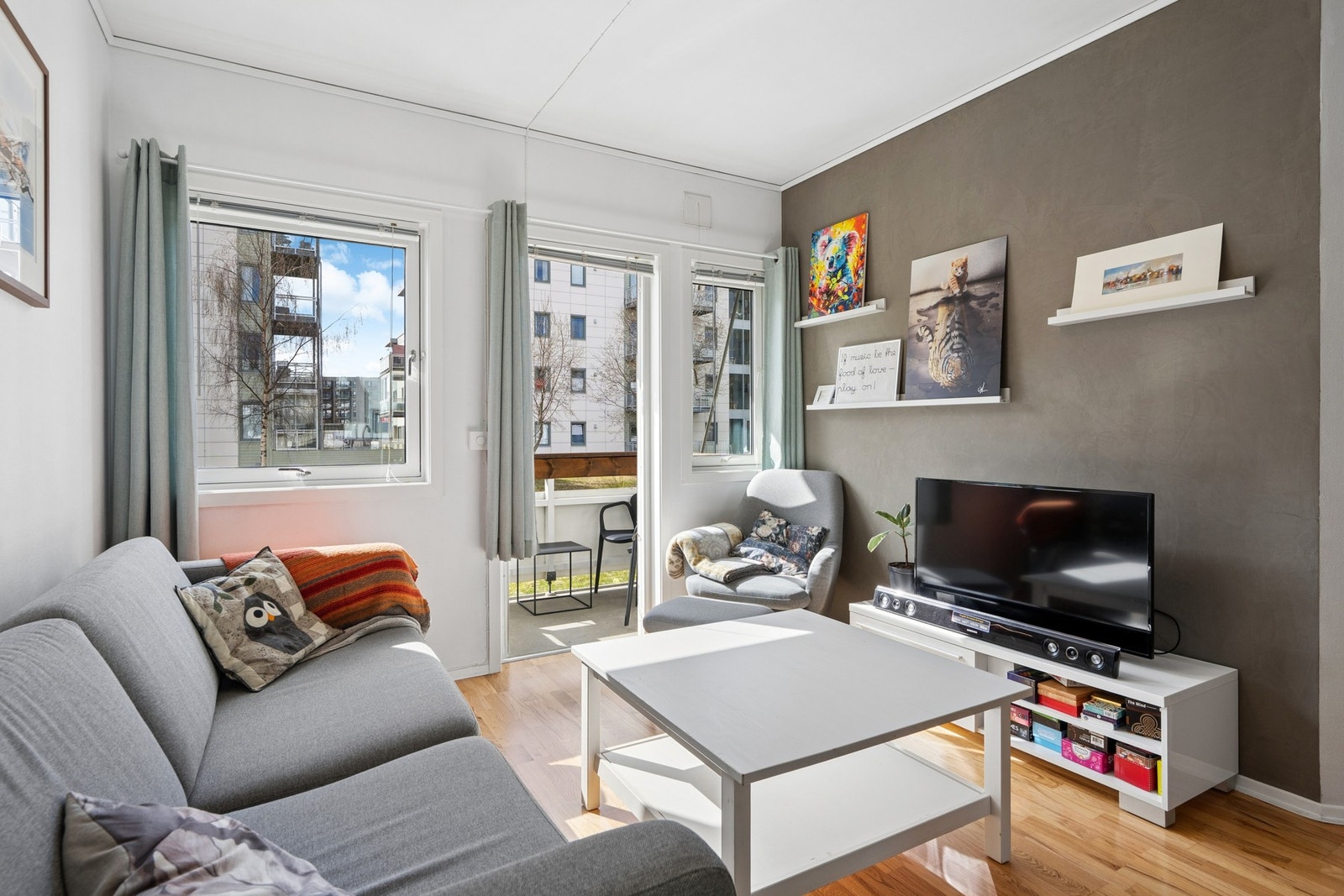 Fin stue med store vindusflater Galleribilde