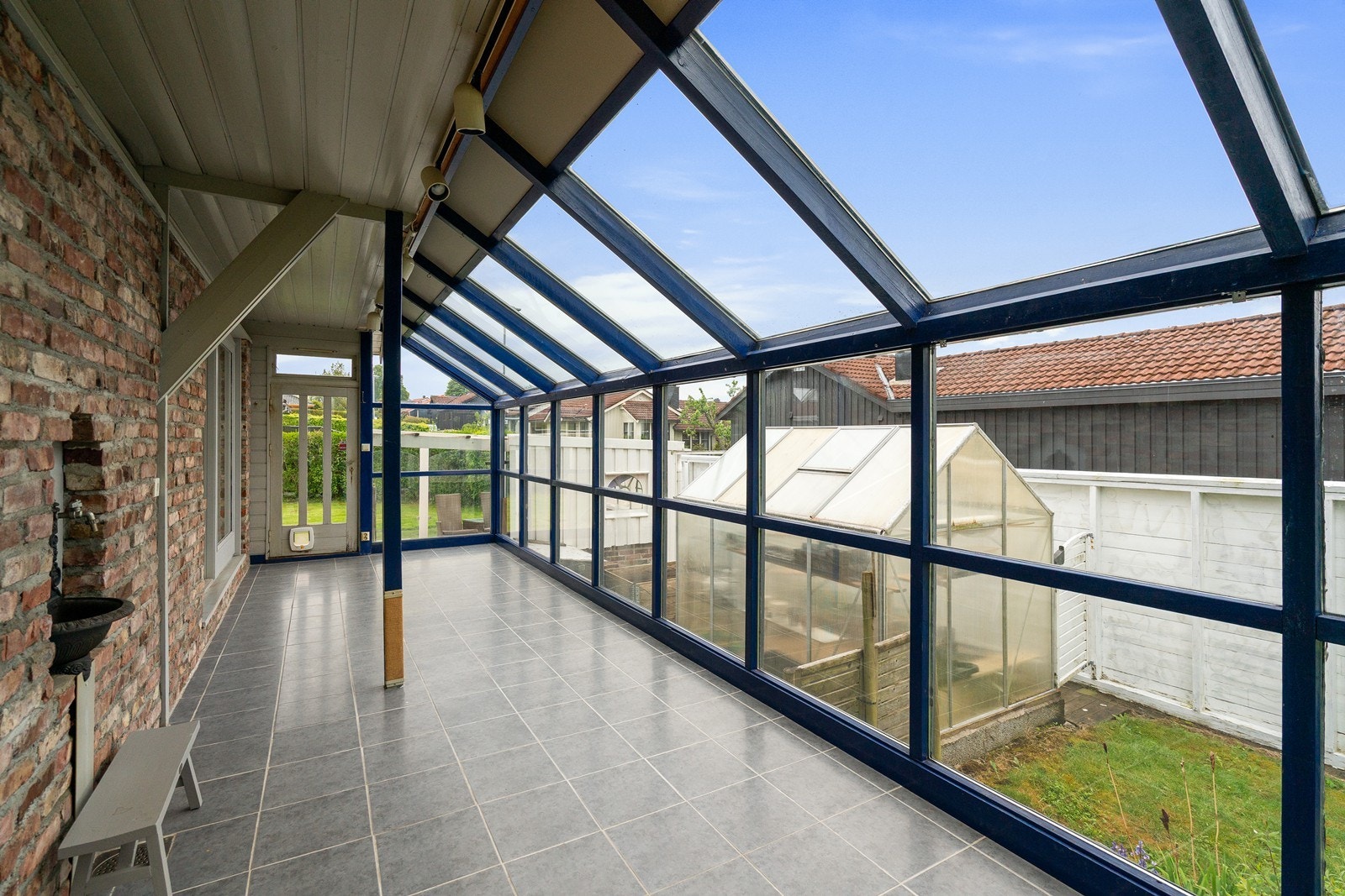 Hagestue/innglasset balkong Galleribilde