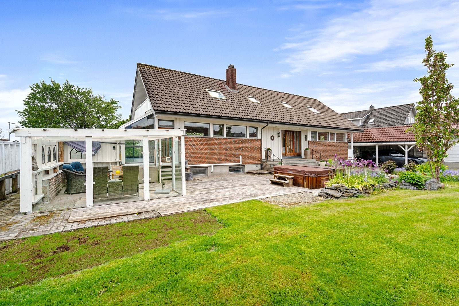 Fasade og hage Galleribilde