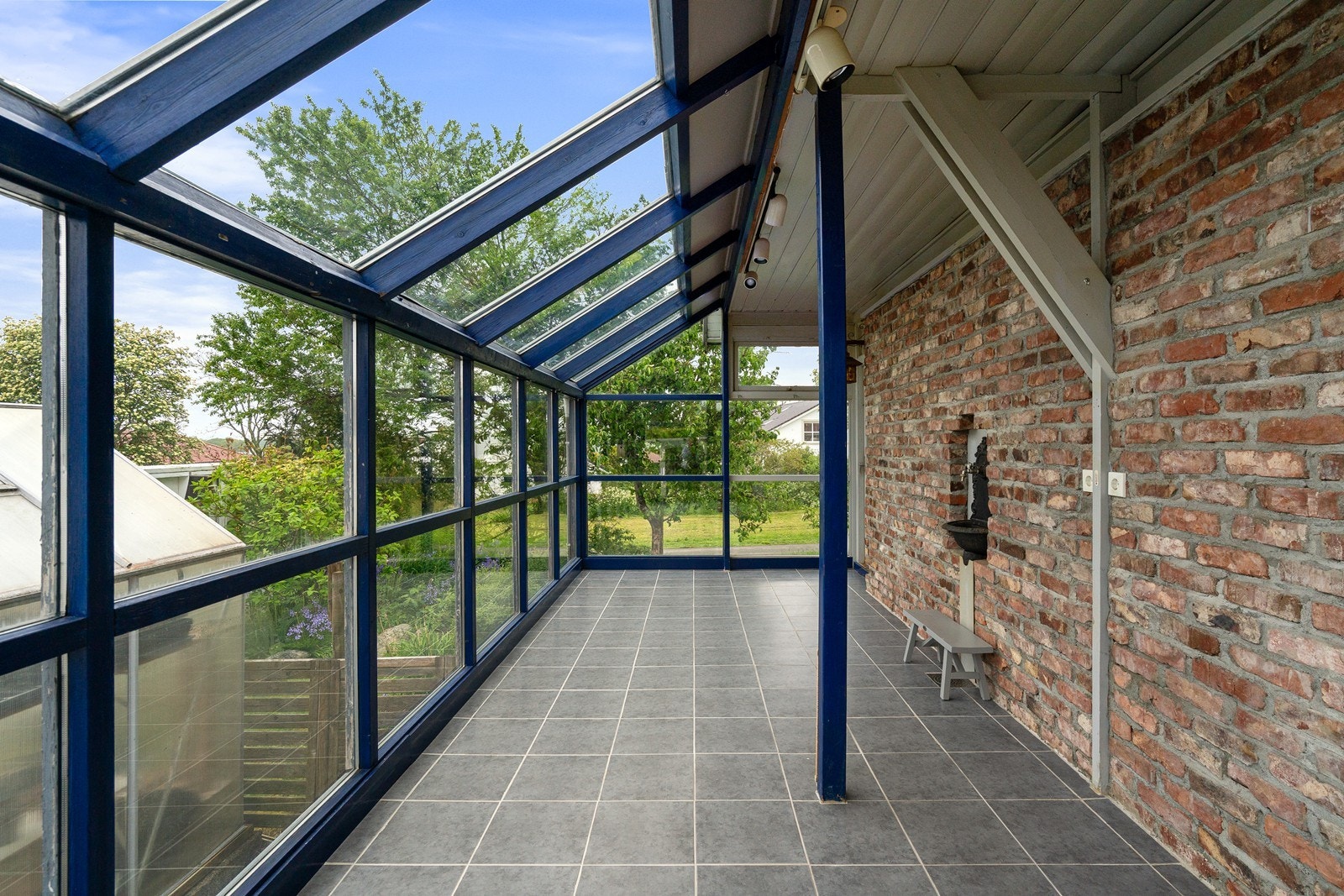 Hagestue/innglasset balkong Galleribilde