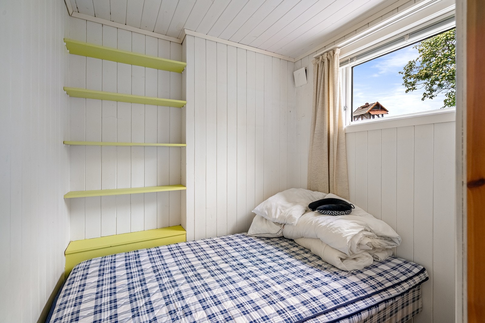 Disponibelt rom i kjeller (brukt som soverom men ikke byggemeldt/godkjent som soverom) Galleribilde