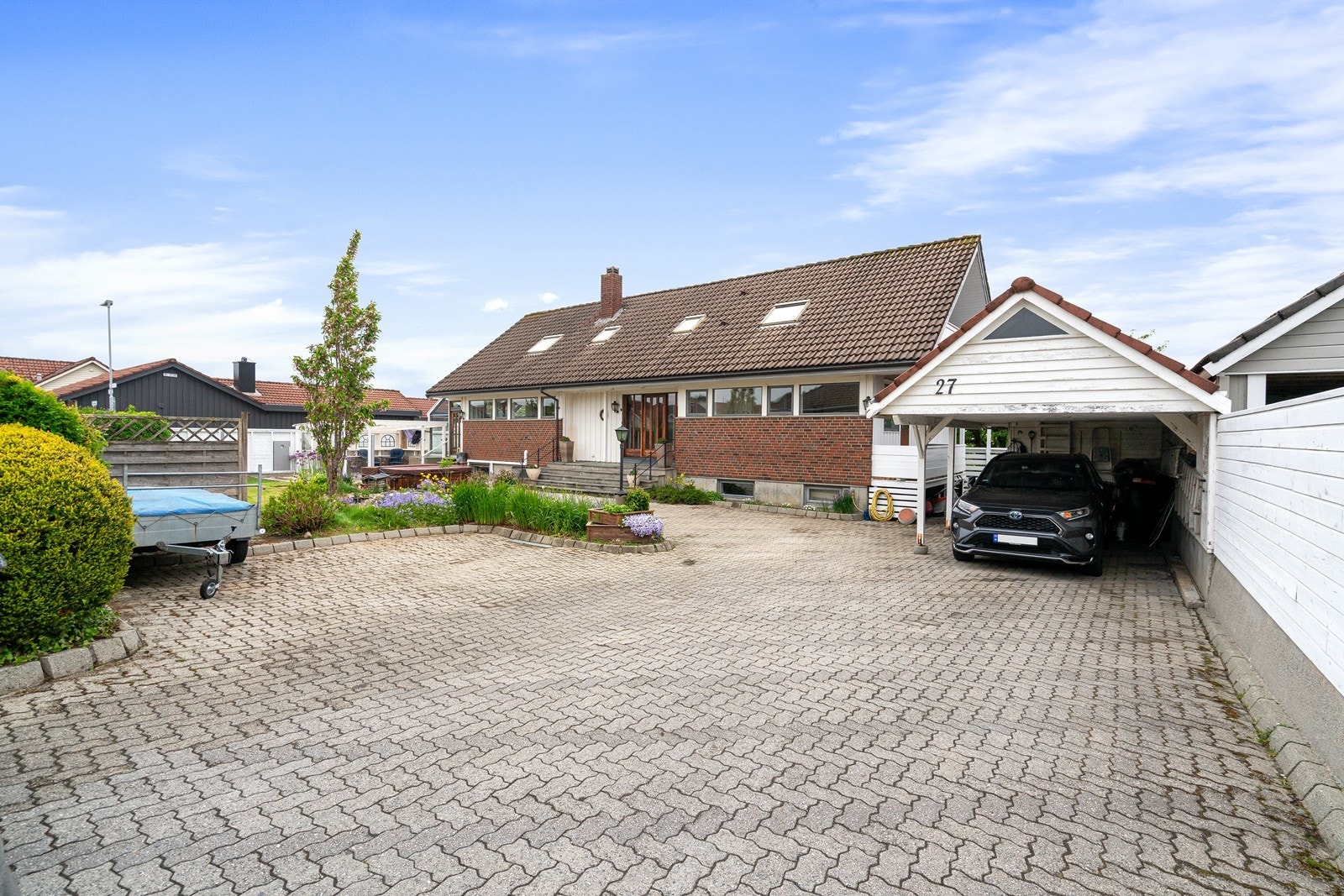 Stort gårdsrom med parkering i carport Galleribilde