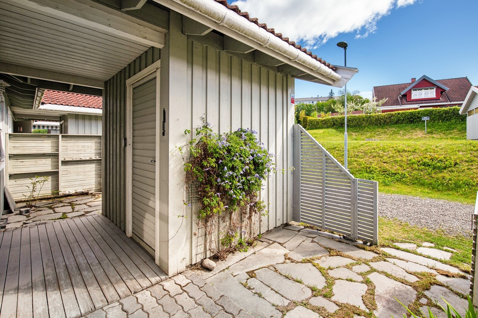 En praktisk utvendig bod er plassert ved inngangen. Galleribilde