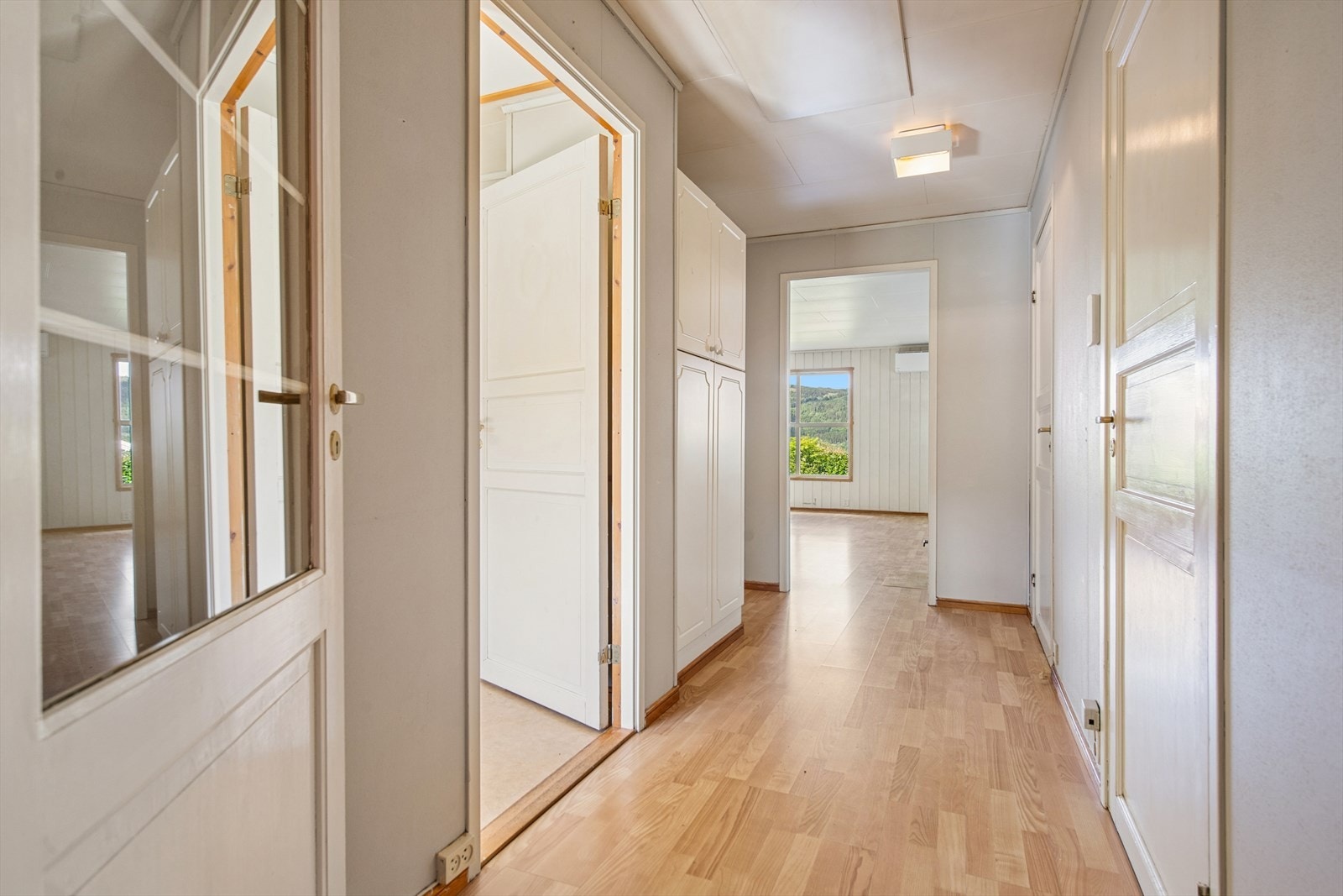 Fra gangen er det en åpen siktlinje inn mot stuen. Innvendige dører er malte fyllingsdører. Galleribilde
