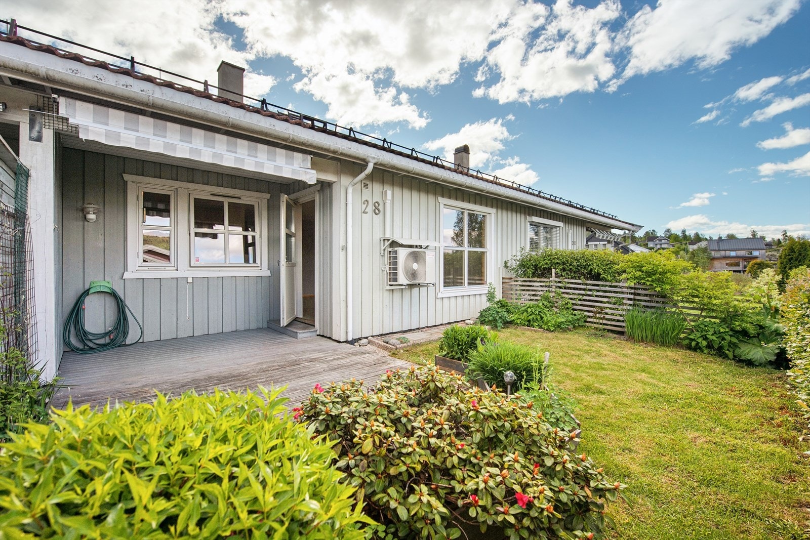 En lettstelt uteplass med direkte utgang fra stuen. Galleribilde