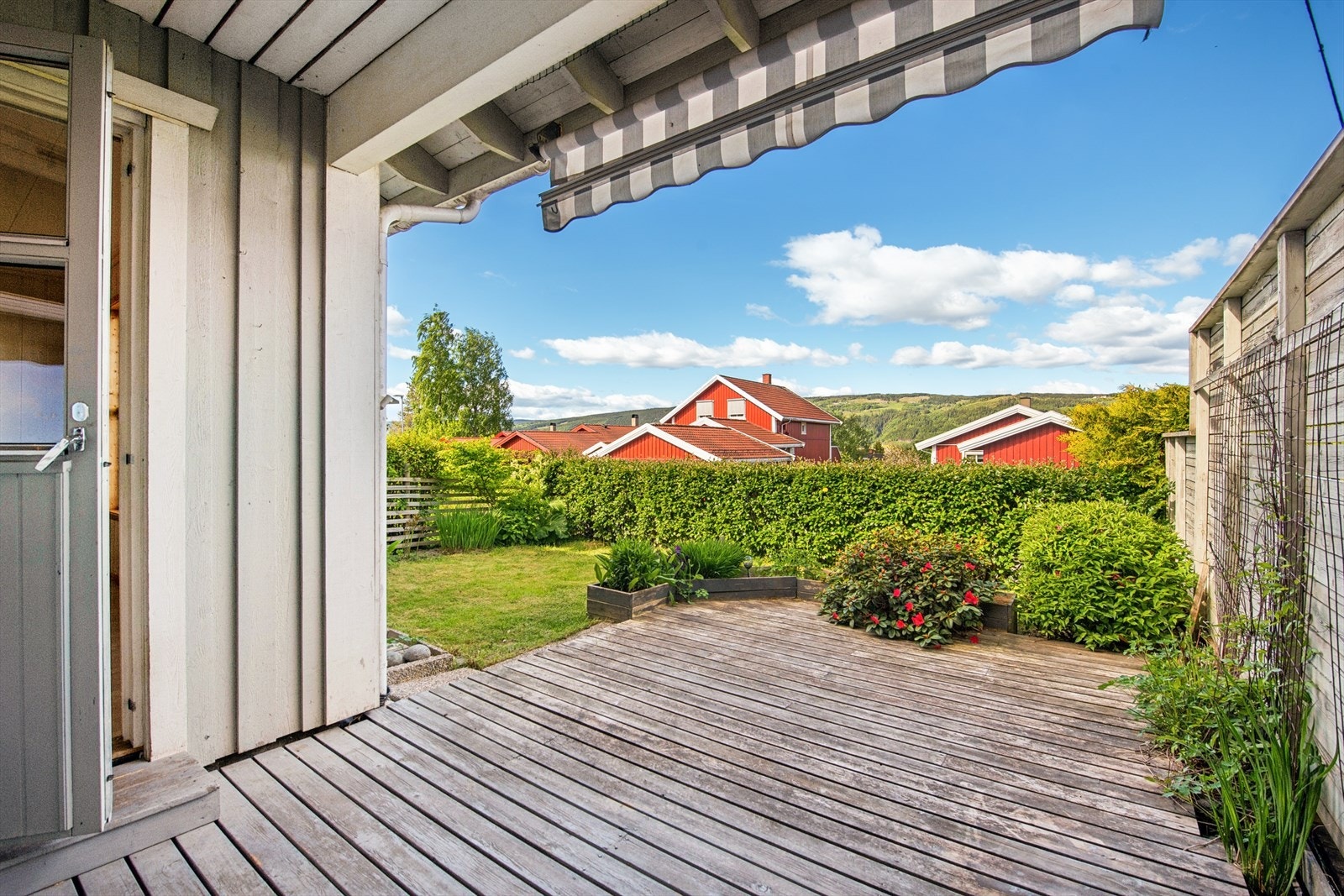 Fra stuen er det utgang til en vestvendt terrasse på mark, med plass til sittegruppe. Galleribilde