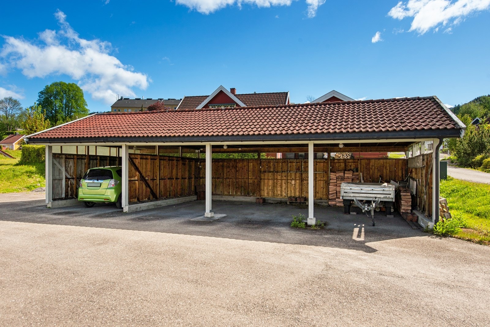 Leiligheten disponerer én plass i felles carportanlegg. Galleribilde