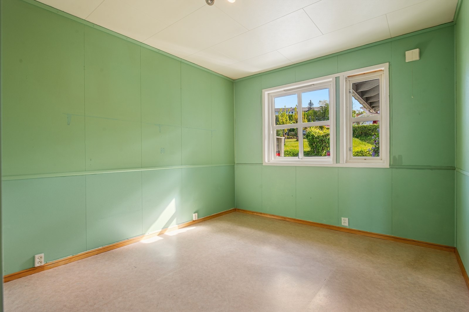 Boligen har to soverom. Dette rommet har plass til seng og oppbevaringsmøbler. Galleribilde