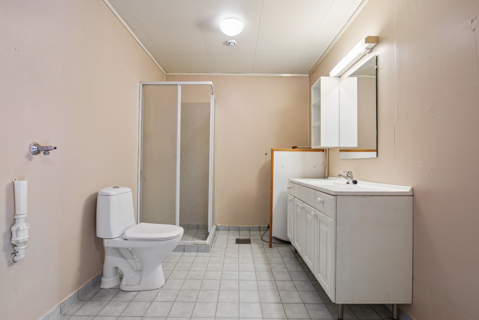 Badet har varmekabler i gulvet, opplegg for vaskemaskin og et nytt toalett installert i 2024. Galleribilde