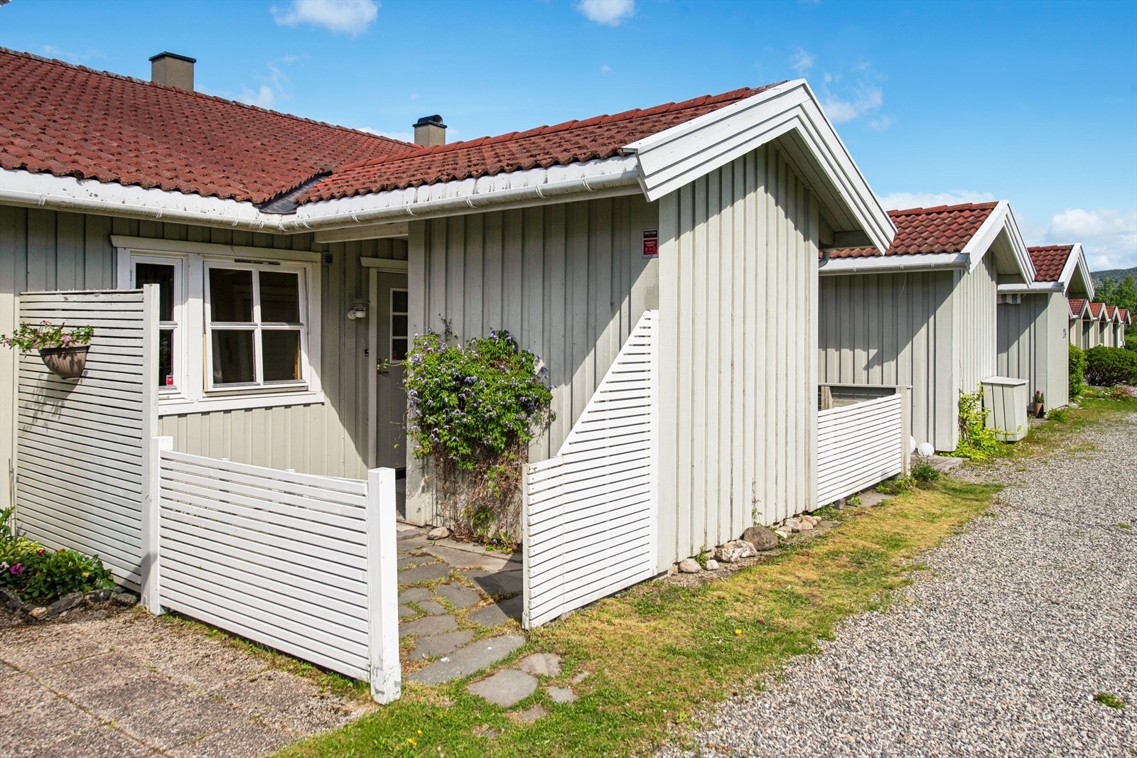 Inngangspartiet er delvis overbygget. Galleribilde
