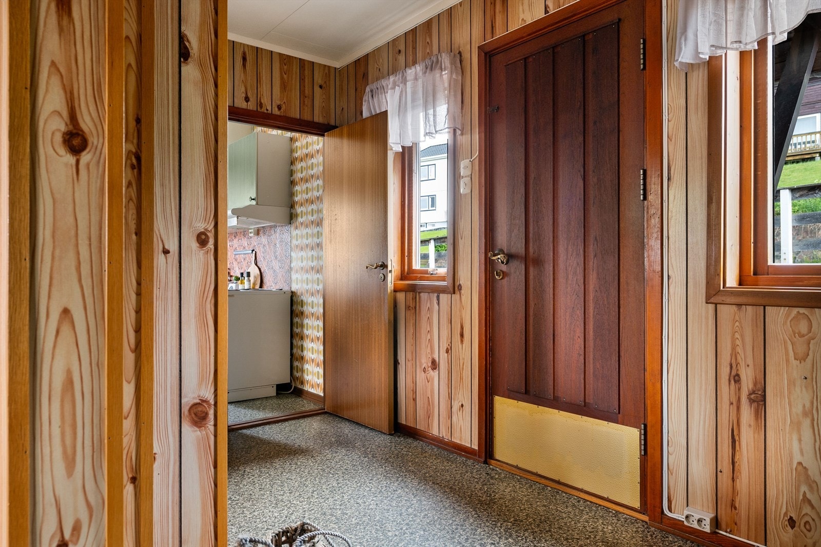 Entré med tilgang til flere av boligens øvrige rom i 1.etasje. Galleribilde