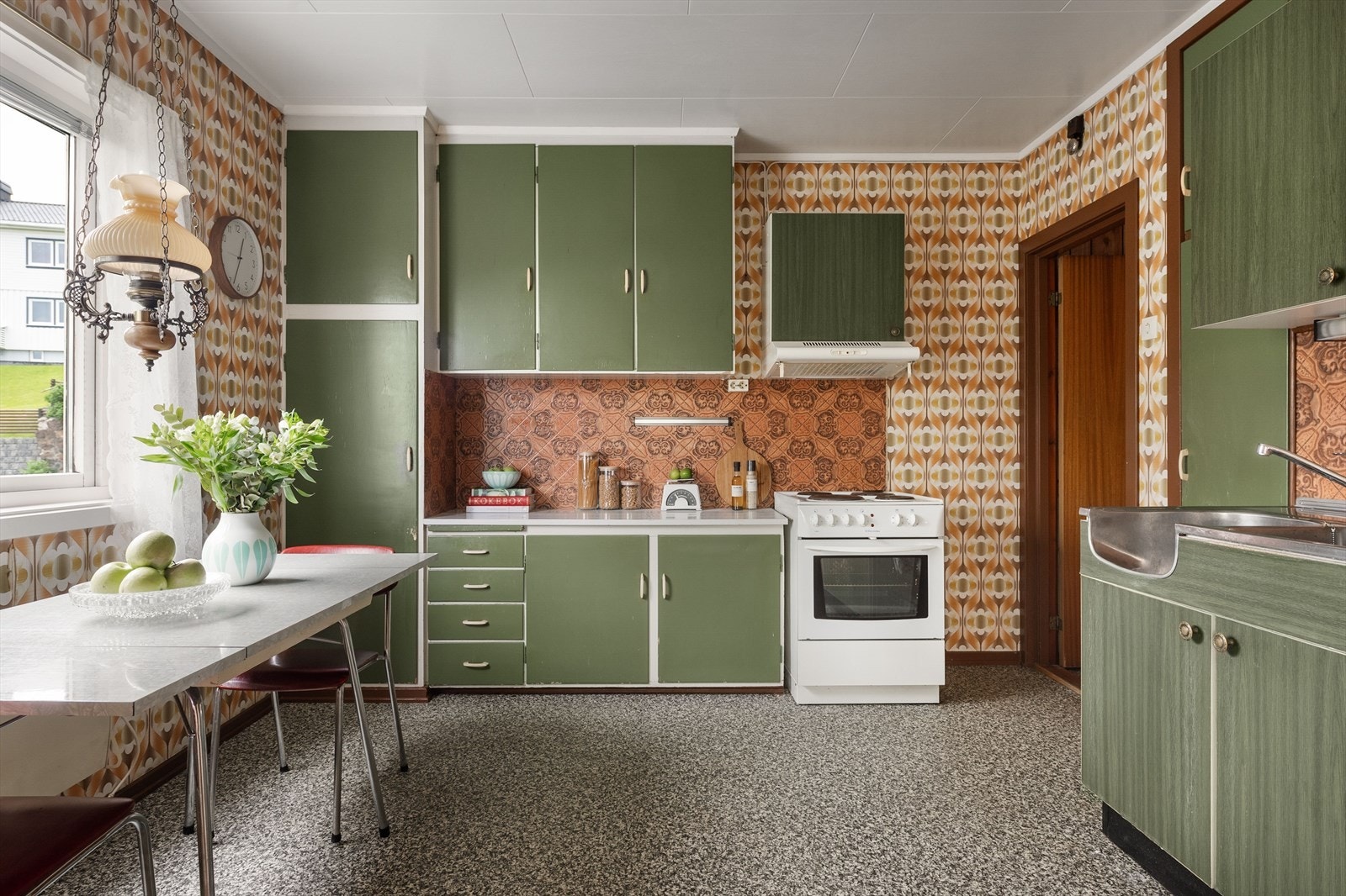 Romslig og koselig kjøkken i helhetlig og sjarmerende retro stil. Galleribilde