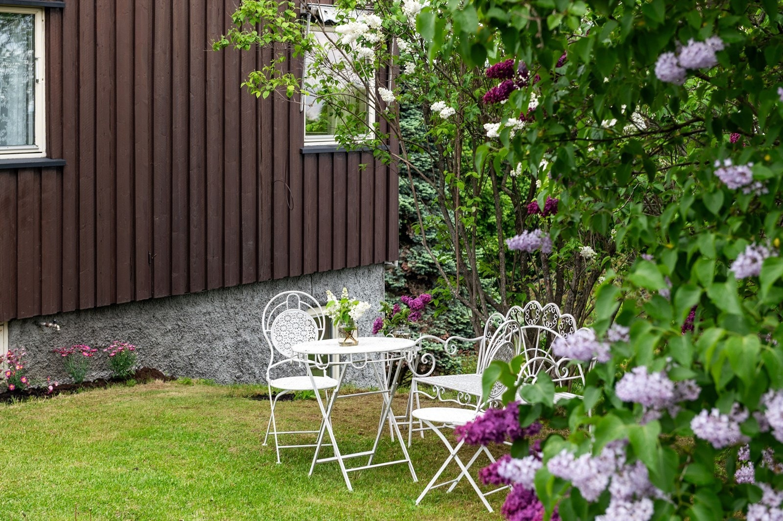 Frodig blomstrende hage og tomt på rett i overkant av et mål med god boltreplass. Galleribilde