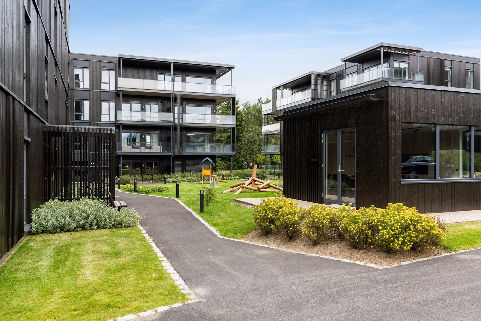 Hage og fellesområde mellom blokkene. Galleribilde