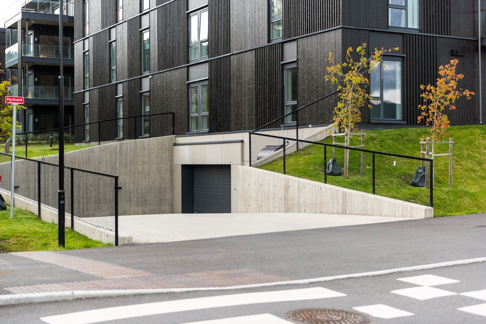 Bred nedkjøring til garasjeanlegget under hele området. Galleribilde