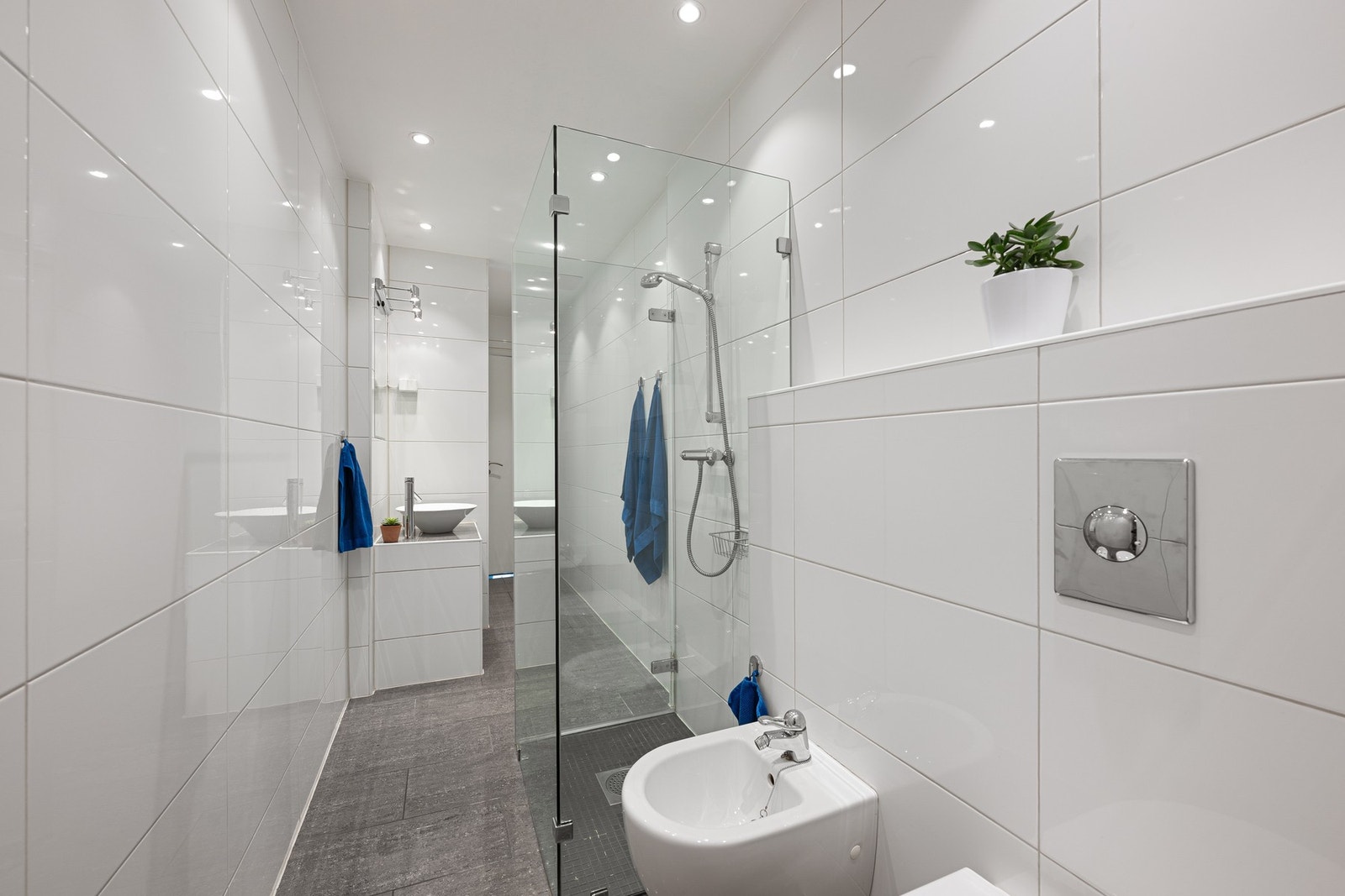 Badet er lyst og moderne Galleribilde