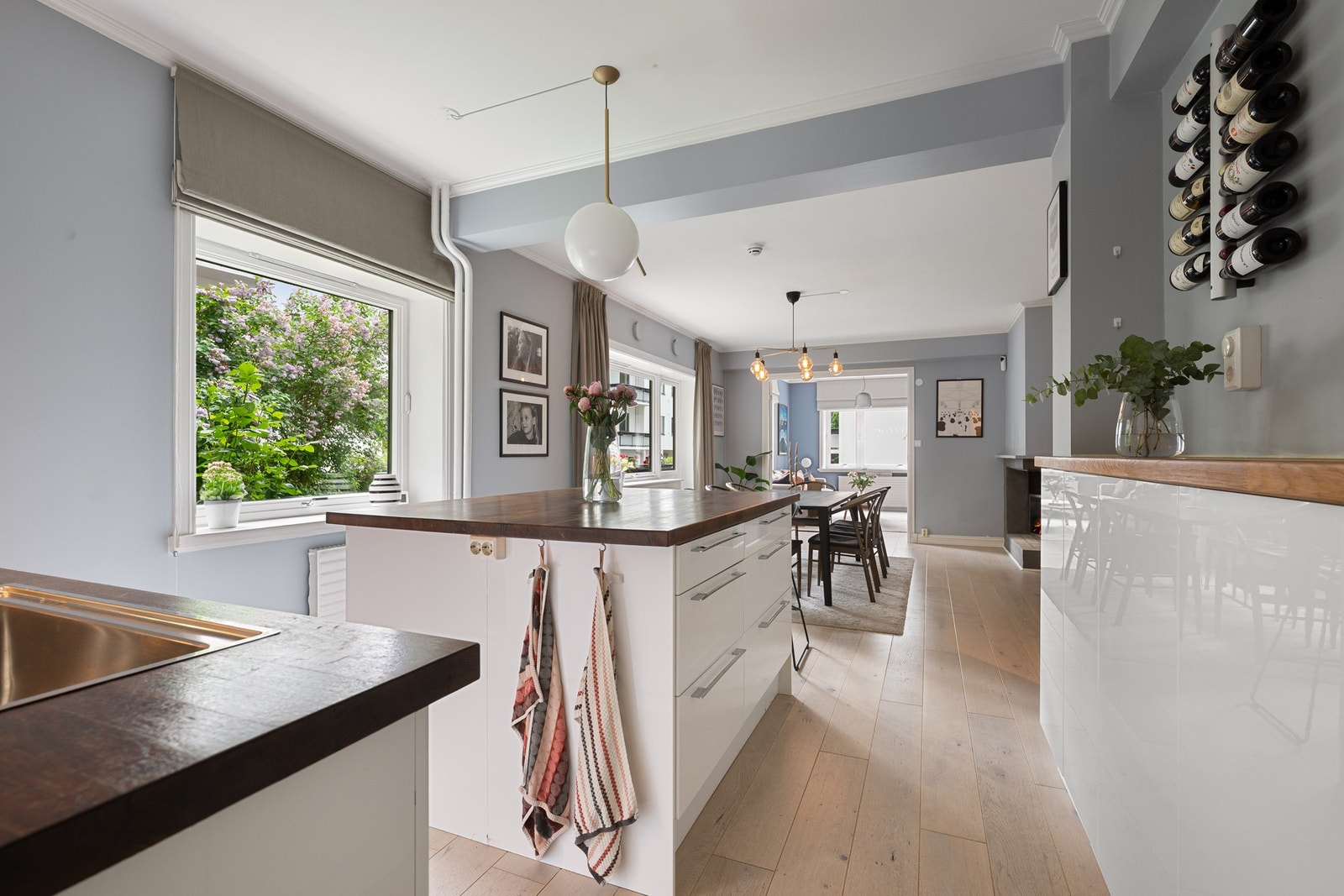 Leiligheten har et praktisk spisekjøkken med kjøkkenøy, spsiebord og peis. Galleribilde