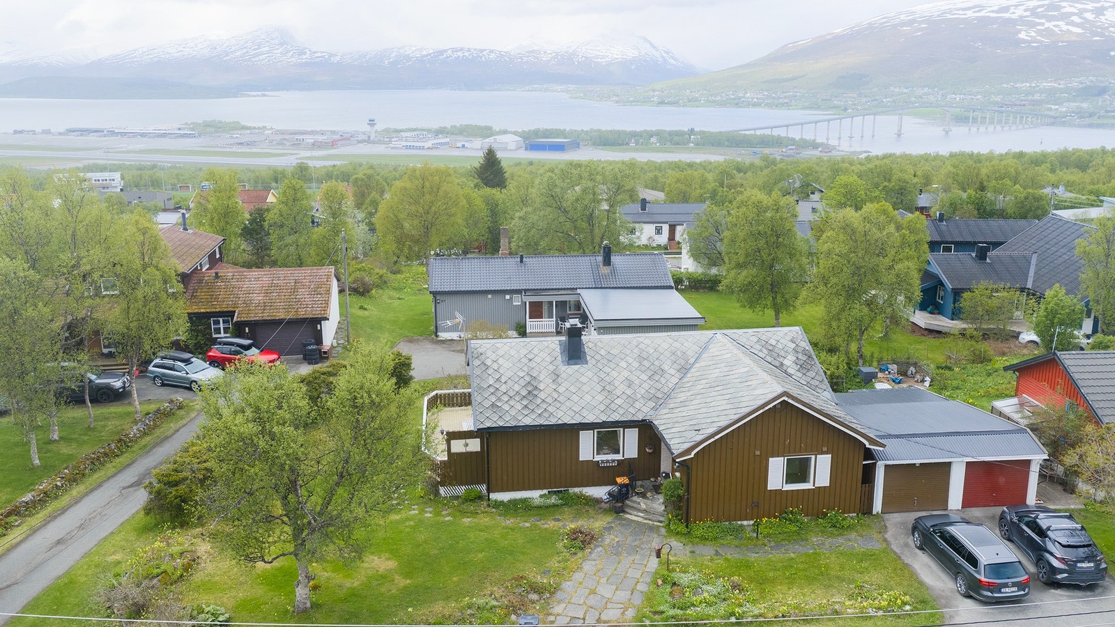 Du får også enkel garasje, i tillegg til parkering foran. Galleribilde