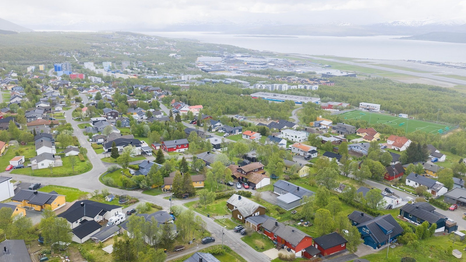 Eiendommen ligger i nærheten av skoler, barnehager og idrettsanlegg Galleribilde