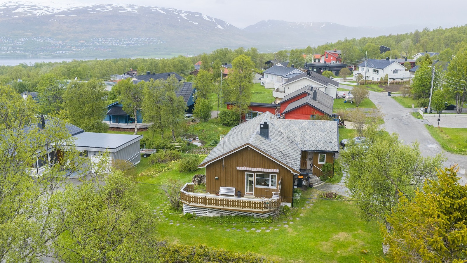 Eiendommen har god solgang, som kan nytes fra verandaen Galleribilde