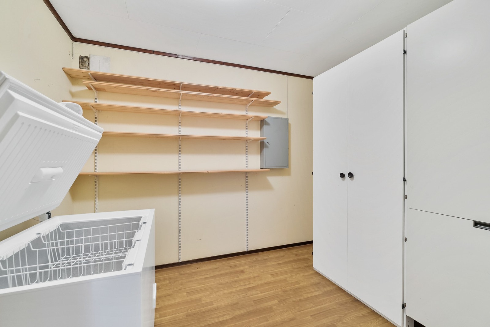Boligen har totalt fire boder i underetasjen, som gir rikelig med lagringsplass. Galleribilde