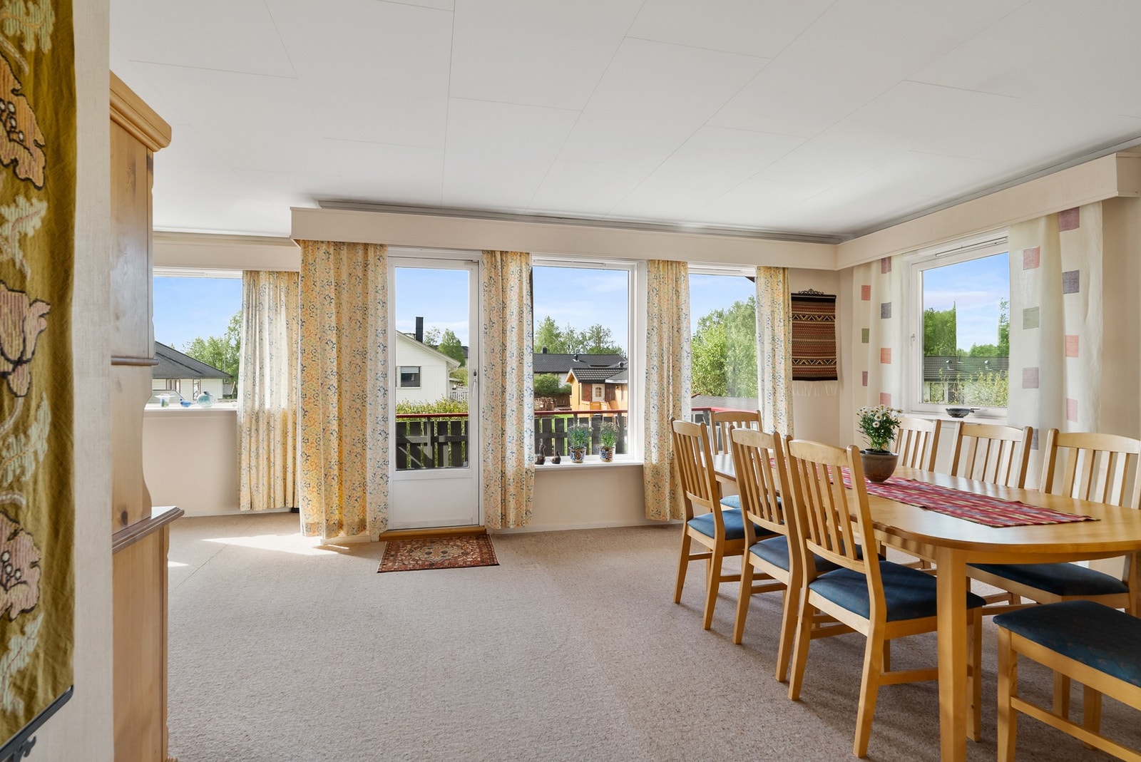 Fra stuen er det direkte utgang til en delvis overbygd balkong på 9 m². Galleribilde