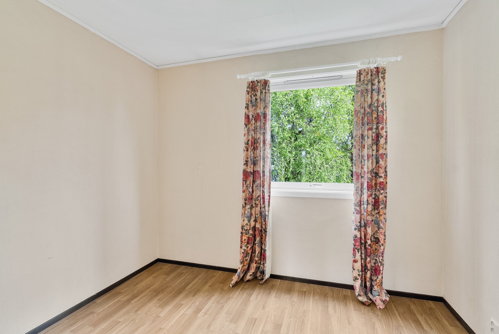 Det andre soverommet i etasjen har god plass til seng og oppbevaring. Galleribilde