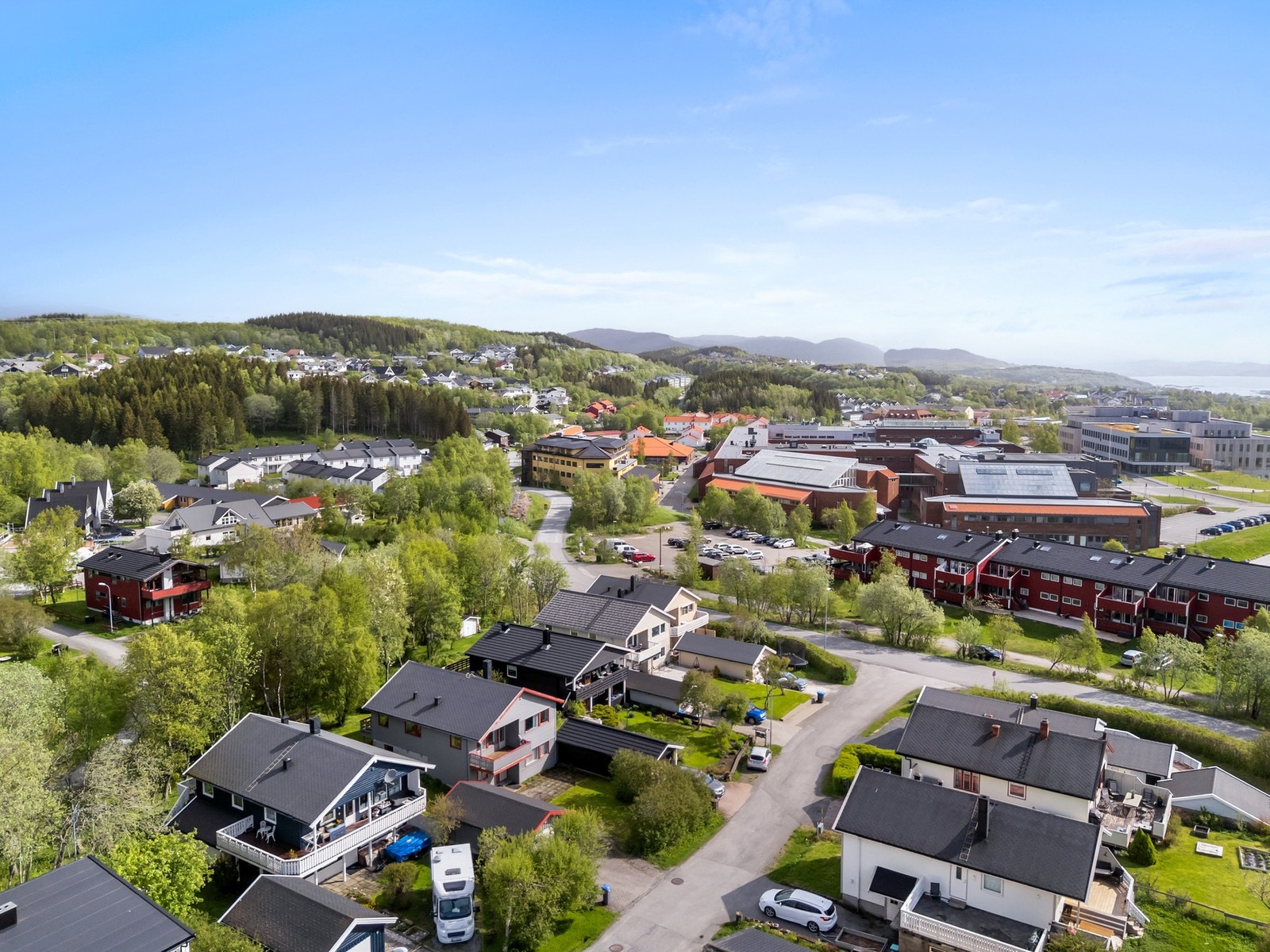 Det er gangavstand til Nord Universitet og Bodin videregående skole, som ligger kun 600 meter unna. Galleribilde
