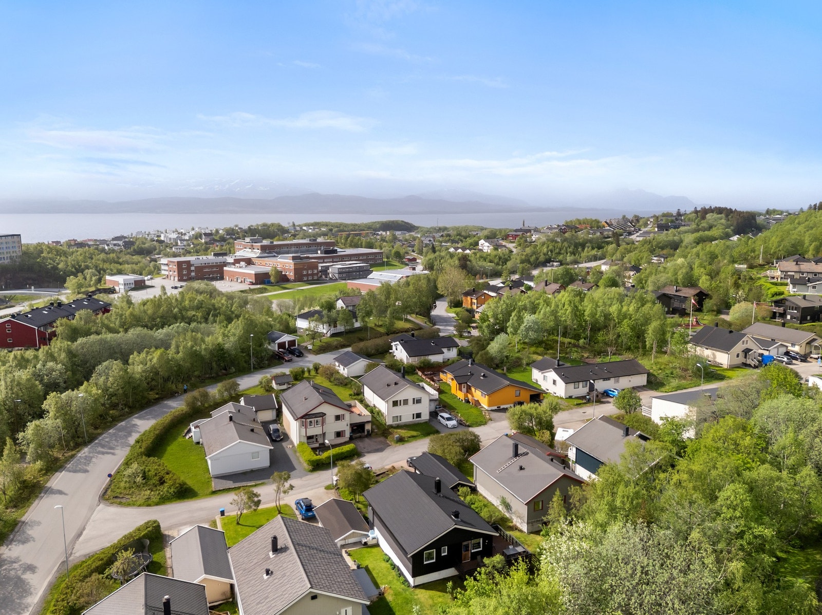 Nærmeste barneskole er Hunstad barneskole, ca. 1 km fra boligen. Galleribilde