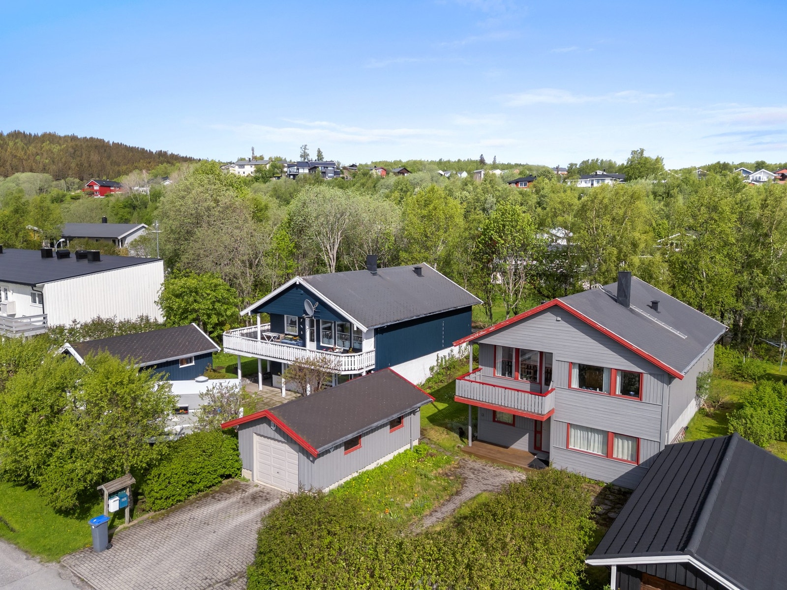 Eiendommen ligger i et etablert boligområde som hovedsakelig består av eneboliger og rekkehus. Galleribilde