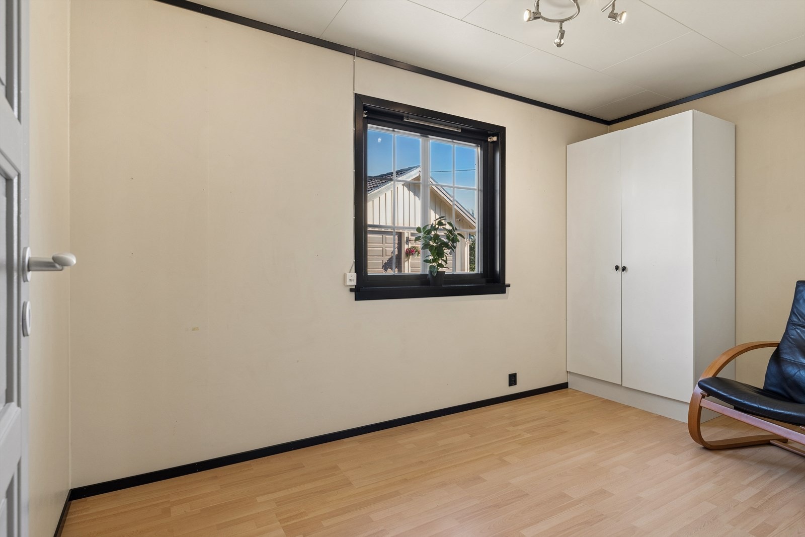 Soverom 1 er komfortabelt plassert i hovedetasjen - perfekt for en enkel og bekvem hverdag. Galleribilde