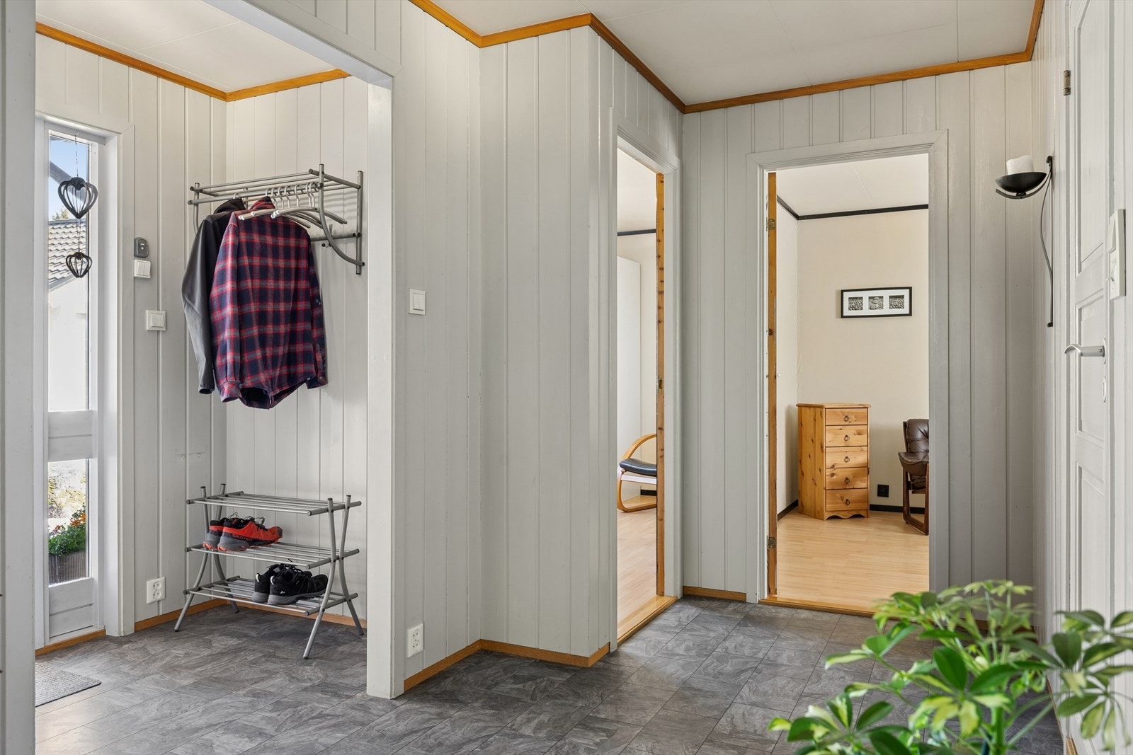 Velkommen inn! Entréen byr på gode oppbevarings muligheter og et praktisk førsteinntrykk. Galleribilde