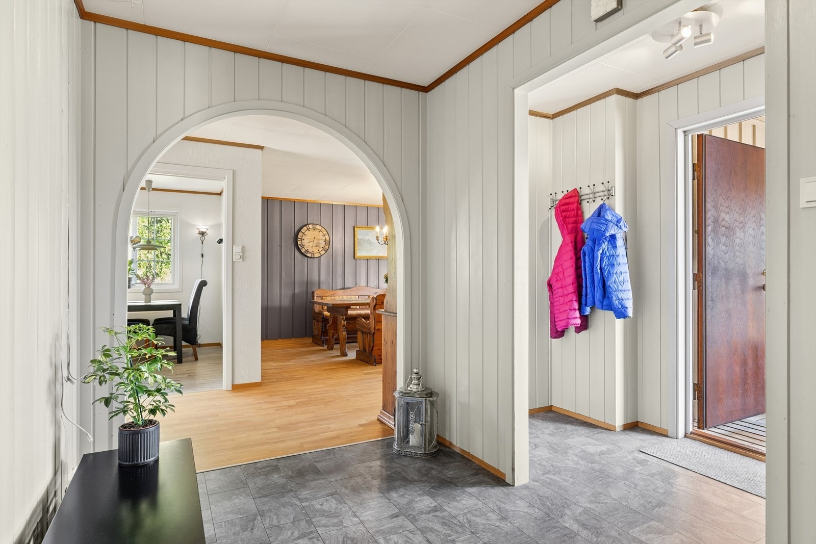 Gangen leder deg videre inn i boligen med en naturlig og god romflyt. Galleribilde
