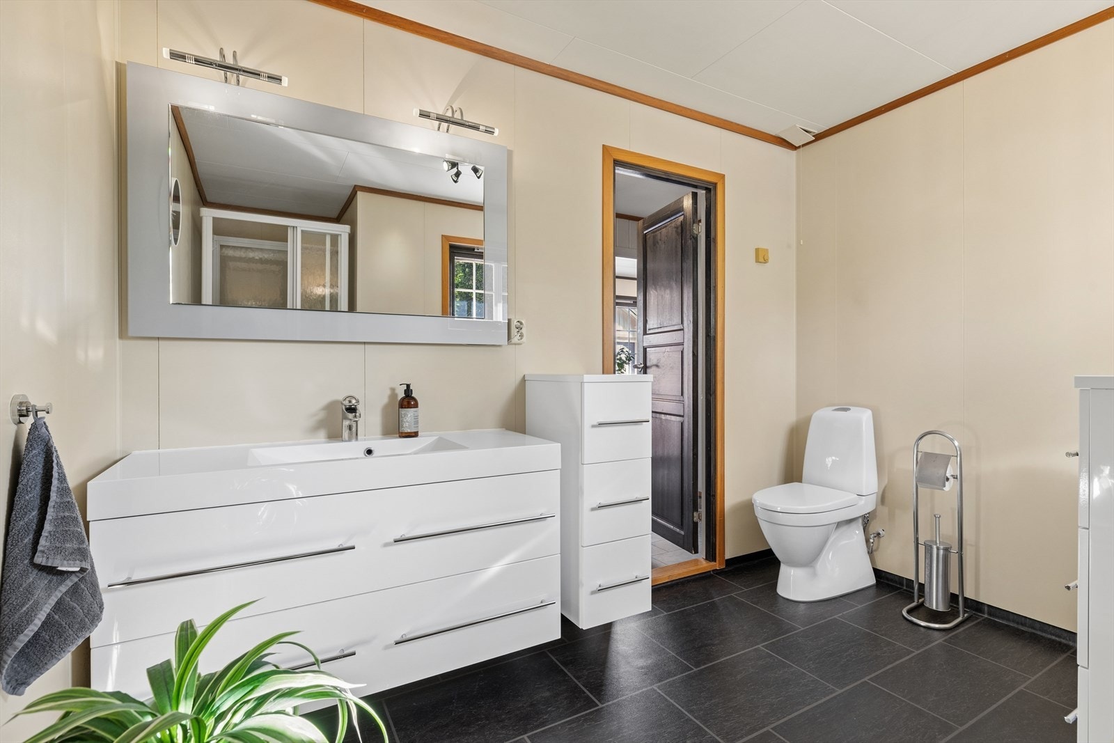Badet får rikelig med dagslys fra vinduet, og natur utsikten bidrar til en rolig og avslappende stemning. Galleribilde