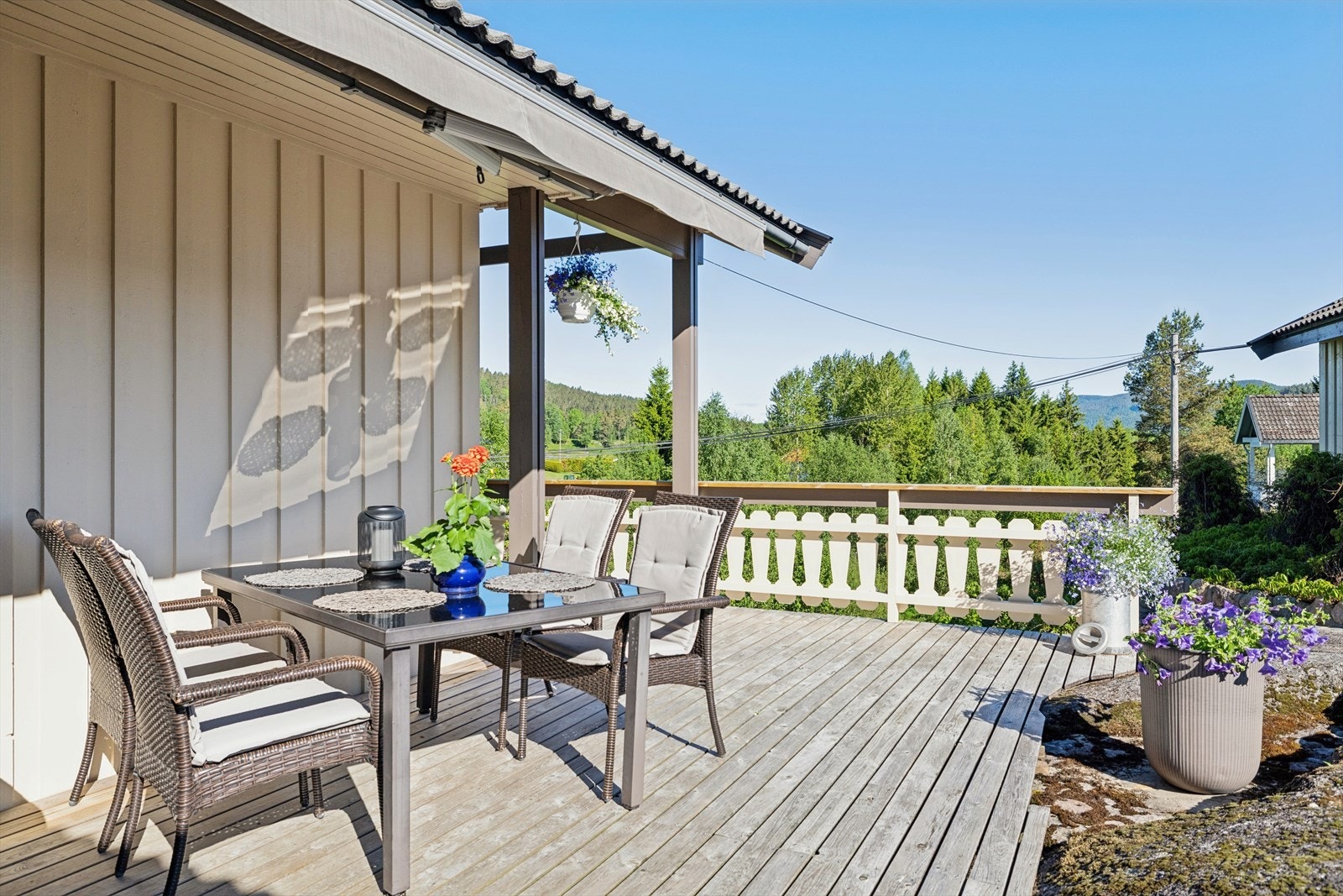 Terrasse med vakker utsikt mot naturskjønne omgivelser. Galleribilde