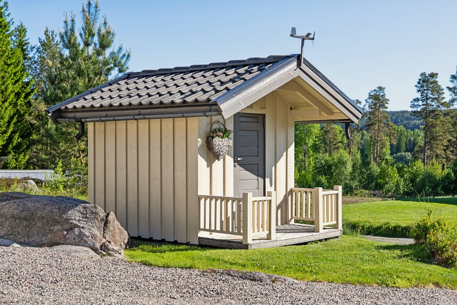 I hagen finner du en hyggelig lekestue som også kan benyttes til praktisk oppbevaring. Galleribilde