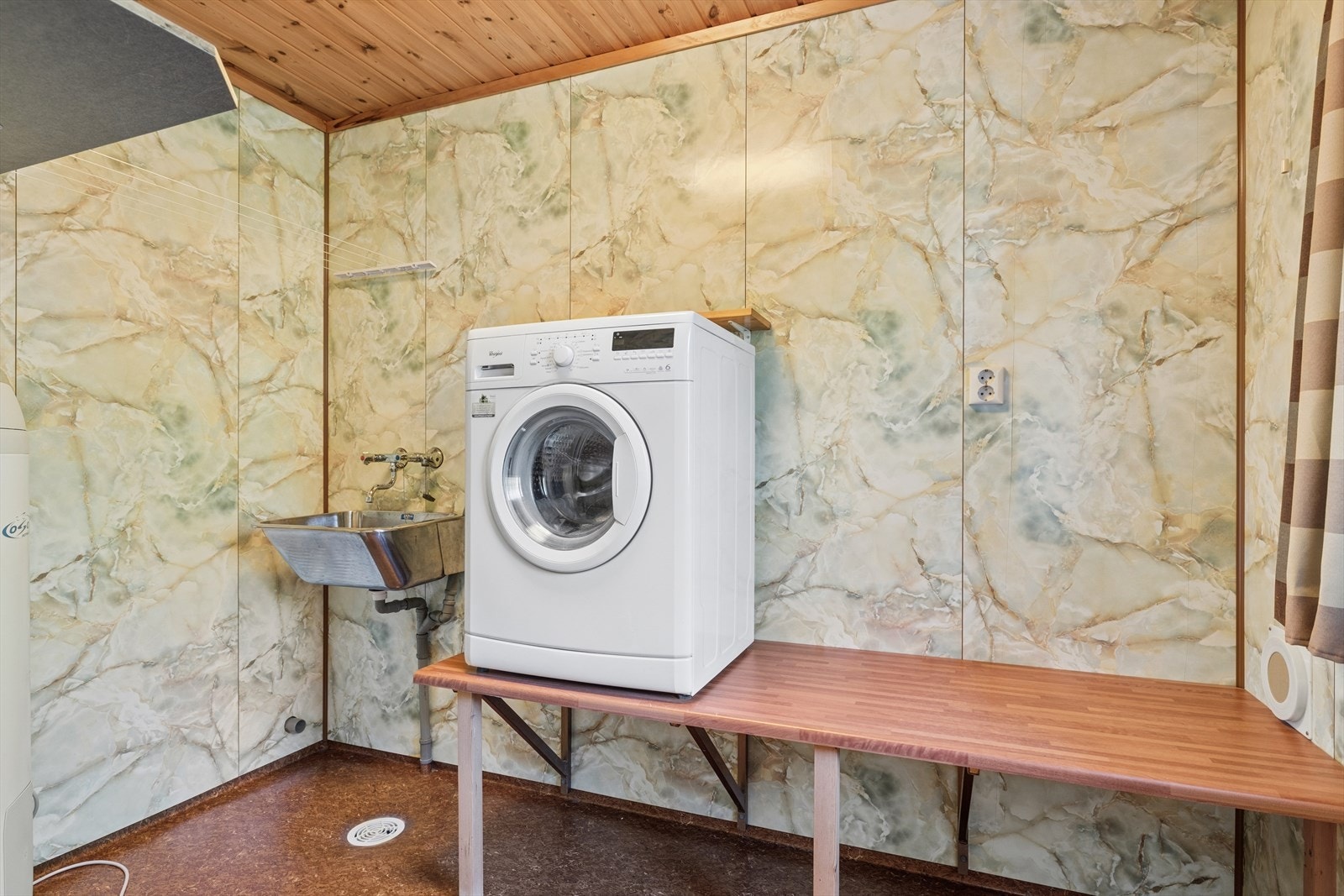 Vaskerom med servant som bidrar til en praktisk og funksjonell hverdag. Galleribilde