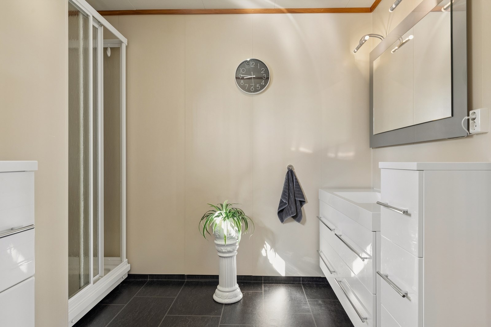 Badet har gode oppbevarings muligheter, og dusj sonen er fint plassert og skjermet. Galleribilde