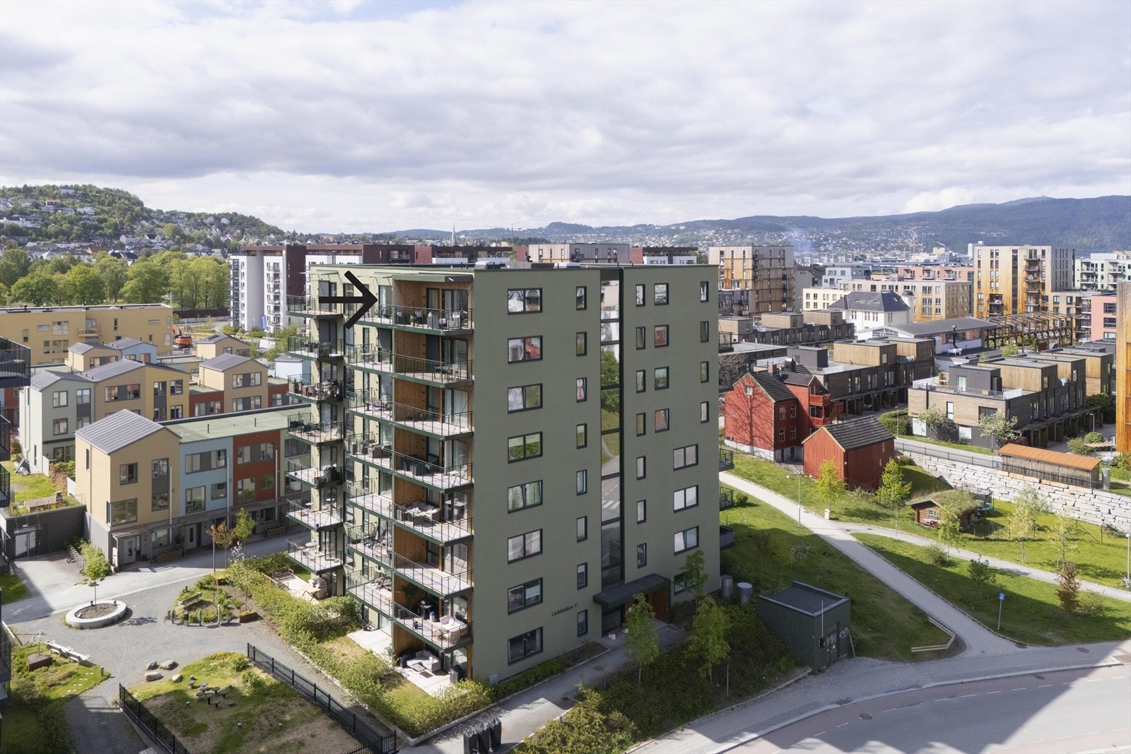 Området har både tog- og bussforbindelser med hyppige avganger, noe som gjør det enkelt å komme seg til sentrum på få minutter. Galleribilde