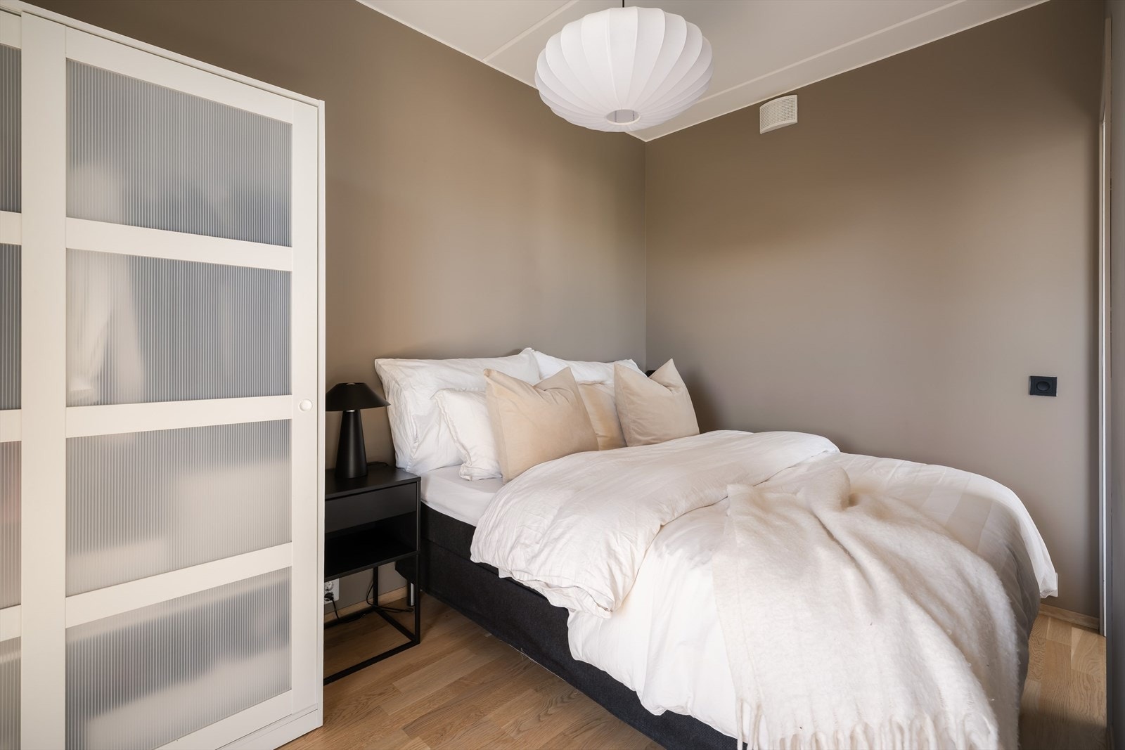 Her fra soverommet på 8,5 m². God plass til dobbeltseng og garderobeskap. Galleribilde