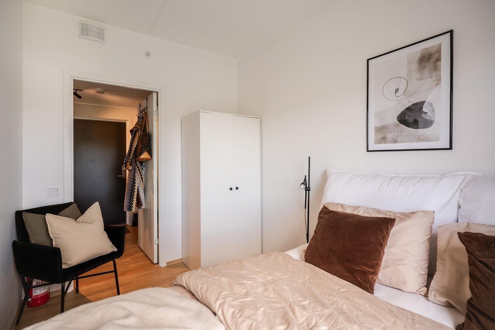 Begge soverommene har god plass til dobbeltseng og en garderobeløsning/kontorpult. Galleribilde