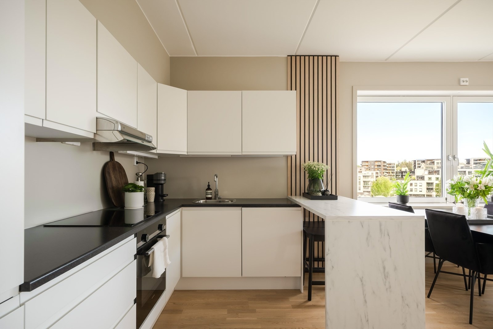 Kjøkkenet har et moderne, pent og arealeffektivt design med god skap- og benkeplass. Kjøkkenet har fått tilstandsgrad 1 ifølge takstmann. Galleribilde