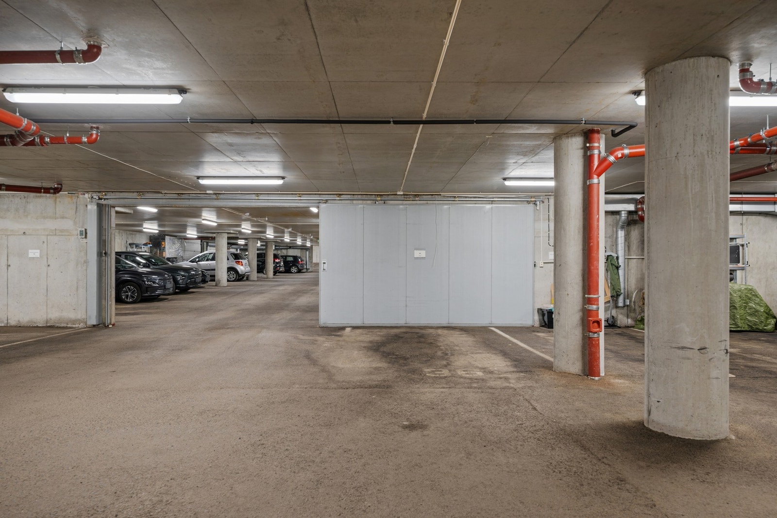 Seksjonen disponerer garasjeplass nr. 36 som er en romslig og enkel parkeringsplass. Galleribilde