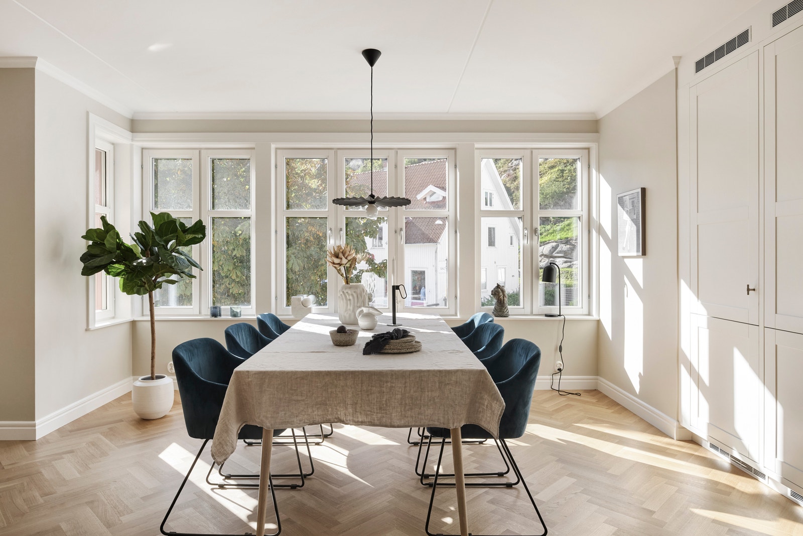 Burspråk med gott om plats för matbord Galleribilde