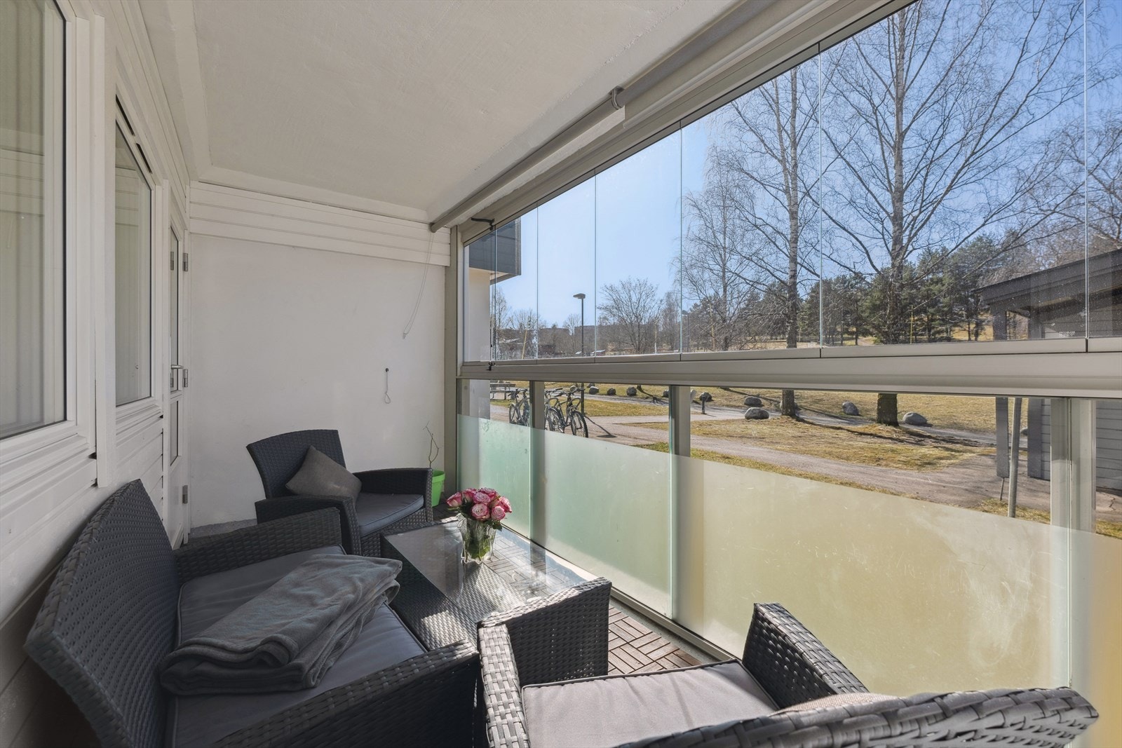 Terrassen på 10 m² gir utsyn mot rolige, grønne fellesområder. Galleribilde