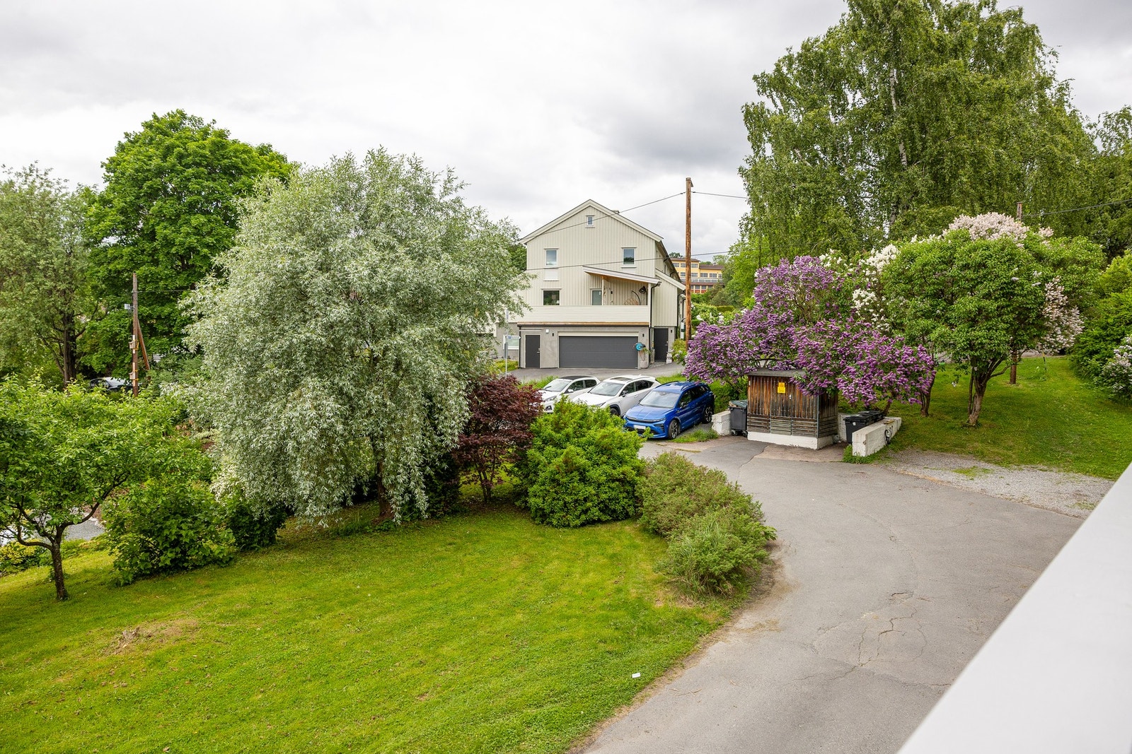 Sameiet har 11 parkeringsplasser, hvor gjeldende bolig disponerer én garasjeplass i felles garasjerekke. Galleribilde